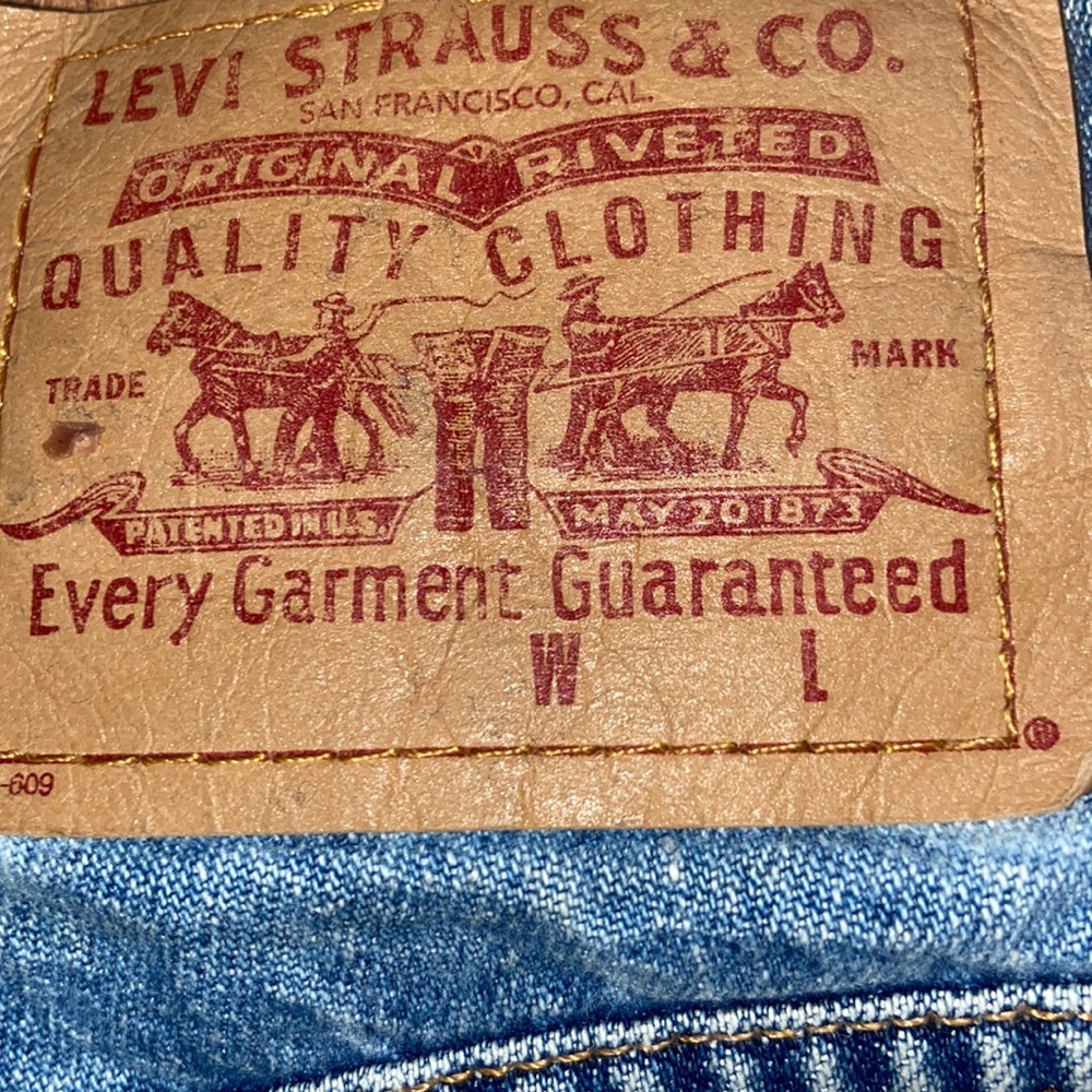 🌸🌸LEVIS SHORTS 🌸🌸 - Picture 7 of 9